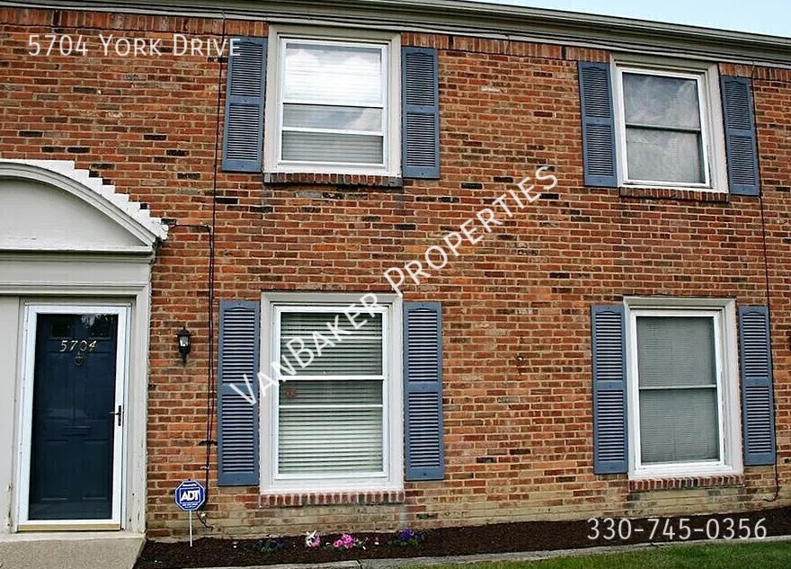 5704 York Dr in Lyndhurst, OH - Building Photo