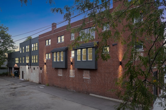 6011 Madison Rd in Cincinnati, OH - Foto de edificio - Building Photo