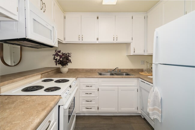 Fountain Circle Townhomes in Davis, CA - Building Photo - Interior Photo