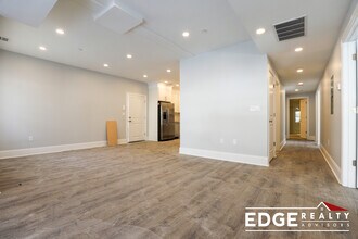 112 Kenrick St, Unit 4 in Boston, MA - Foto de edificio - Building Photo