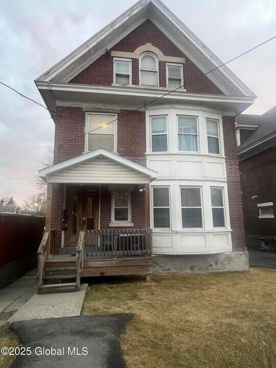 126 Western Ave in Albany, NY - Building Photo