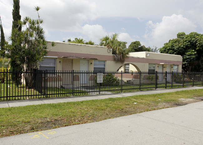 Palmer House Apartments in North Miami, FL - Foto de edificio - Building Photo