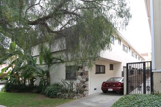 3330 S Canfield Ave in Los Angeles, CA - Foto de edificio - Building Photo