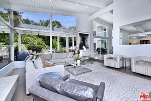 13413 Bayliss Rd in Los Angeles, CA - Building Photo