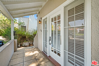 820 N Kilkea Dr in Los Angeles, CA - Building Photo - Building Photo