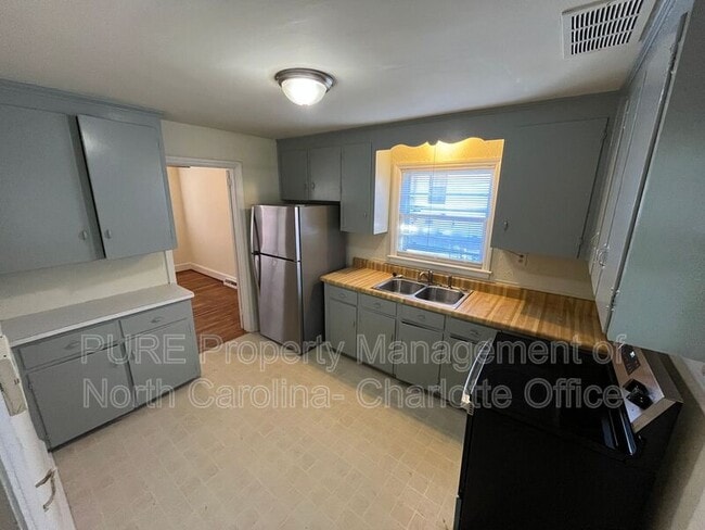 1932 Sandhurst Dr in Charlotte, NC - Building Photo - Building Photo