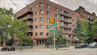 118-82 Metropolitan Ave in Queens, NY - Building Photo