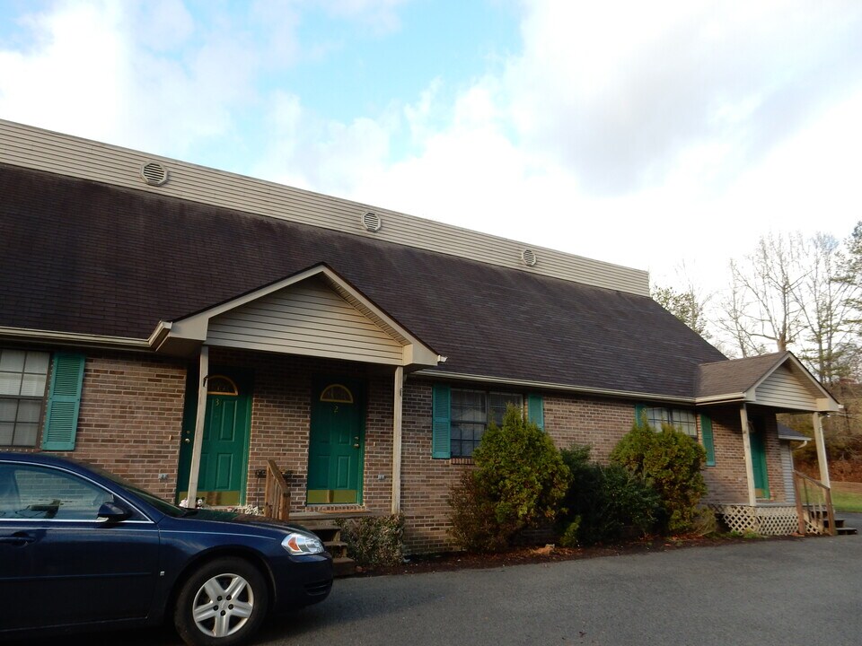 124 Forest Meadow Ln, Unit 3 in New Tazewell, TN - Building Photo
