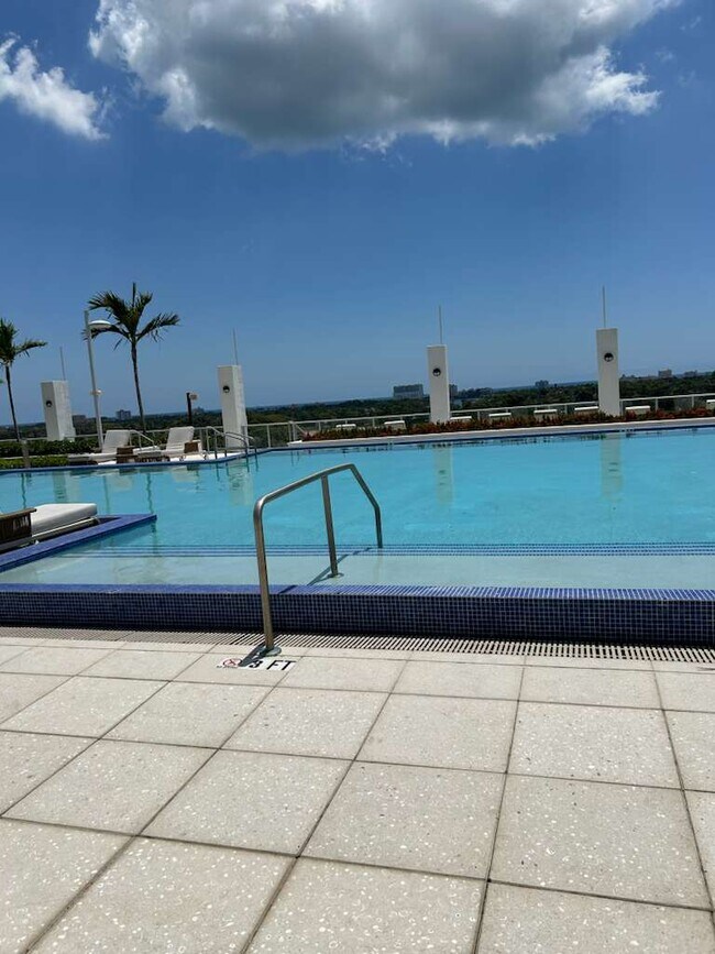 1775 Polk St, Unit 1017 in Hollywood, FL - Foto de edificio - Building Photo