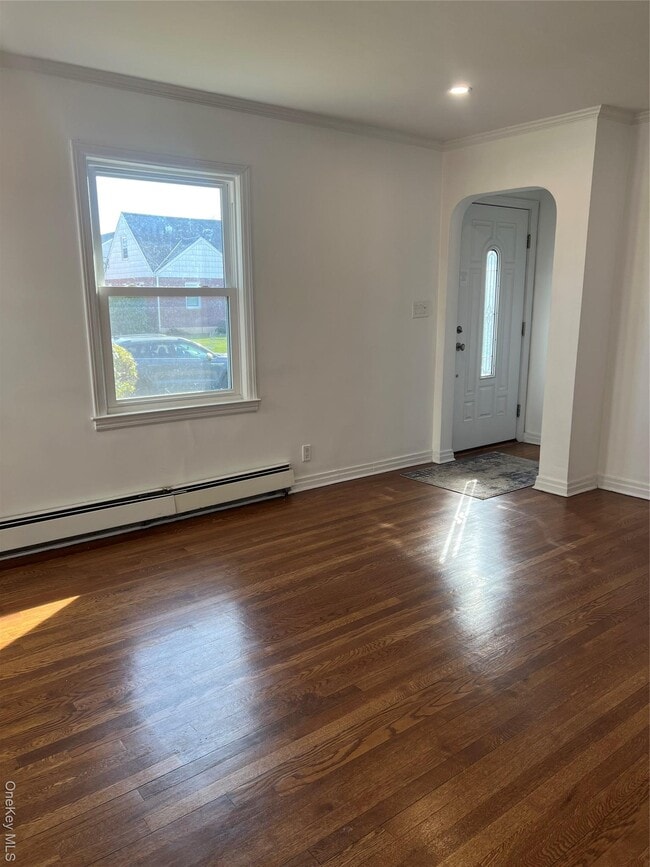 1016 Oaks Dr in Franklin Square, NY - Building Photo - Building Photo