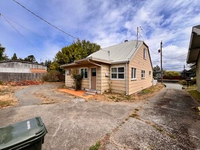 1438 Sherman Ave in North Bend, OR - Building Photo - Building Photo