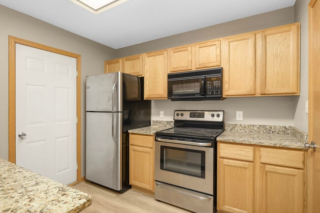 4415 Naper Bay in Eagan, MN - Building Photo - Building Photo