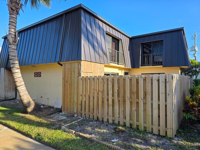 2359 Waterside Dr in Lake Worth Beach, FL - Building Photo - Building Photo