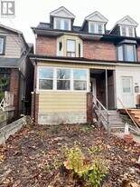 82 Curzon St in Toronto, ON - Building Photo