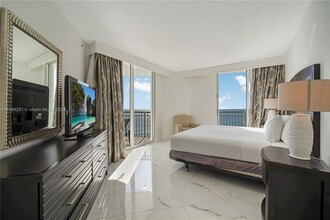 17375 Collins Ave, Unit 1901 in Sunny Isles Beach, FL - Foto de edificio - Building Photo