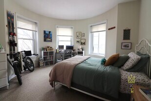 202 St Paul St in Brookline, MA - Building Photo
