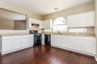 1945 Hobart Ln in Lewisville, TX - Foto de edificio - Building Photo