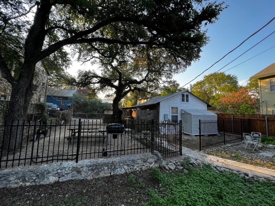 610 Cliff Dr, Unit Zilker Tiny Home - Unit B in Austin, TX - Building Photo