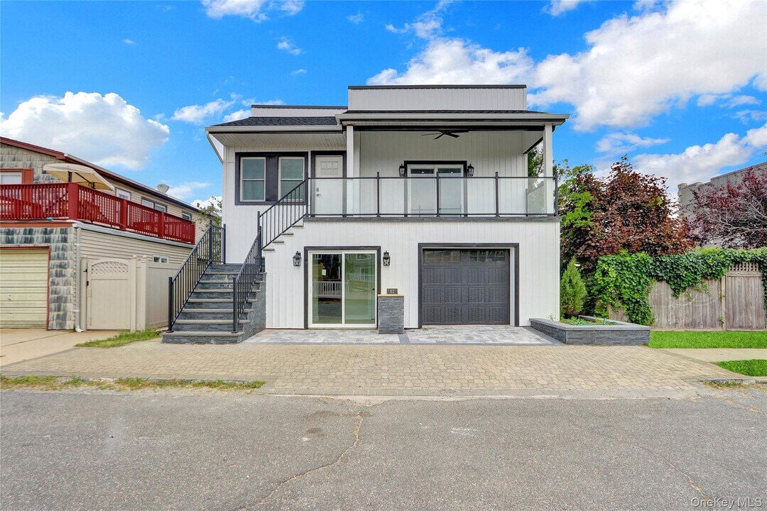 62 Clark St in Long Beach, NY - Building Photo