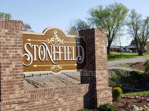 235 Stonefield Dr in Harrogate, TN - Foto de edificio - Building Photo