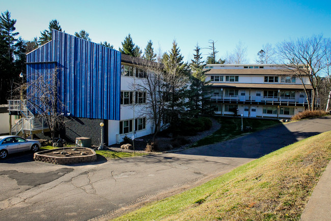 Chester Grove Apartments in Duluth, MN - Foto de edificio - Building Photo