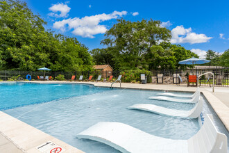 Conway Garden Apartments in Williamsburg, VA - Foto de edificio - Building Photo