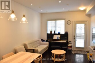 10-10 Hargrave Ln in Toronto, ON - Building Photo - Building Photo