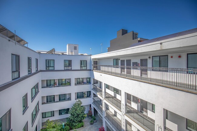 1825 Mission in San Francisco, CA - Foto de edificio - Building Photo