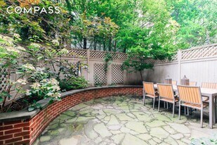 27 W 87th St in New York, NY - Building Photo