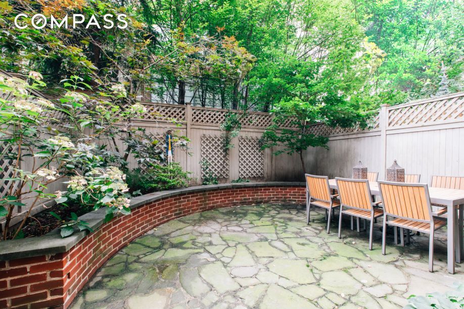 27 W 87th St in New York, NY - Building Photo