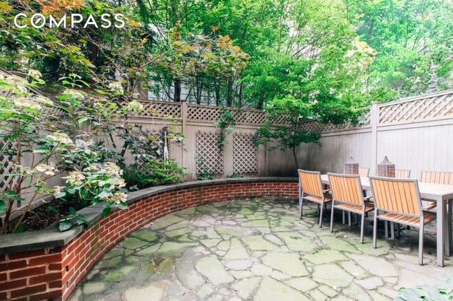 property at 27 W 87th St