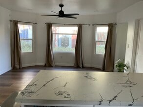 1227 E 7th St in Long Beach, CA - Foto de edificio - Building Photo