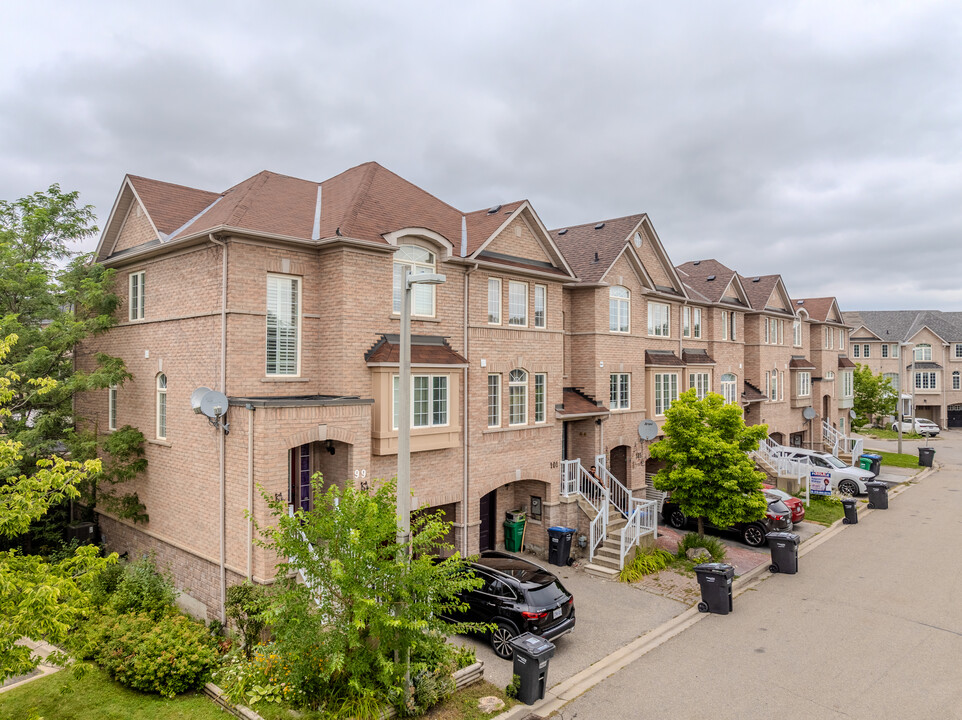 College Creek in Brampton, ON - Building Photo