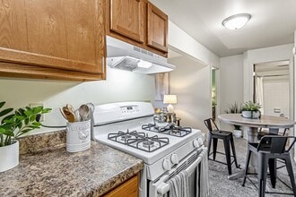 Creekwood Apartments in Green Bay, WI - Foto de edificio - Building Photo