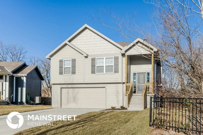 235 Jenny Ln in Raymore, MO - Building Photo - Building Photo