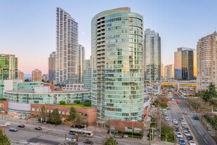 6088 Willingdon Ave in Burnaby, BC - Building Photo