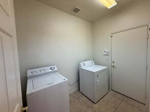 324 Sea Rim Ave in Las Vegas, NV - Building Photo - Building Photo