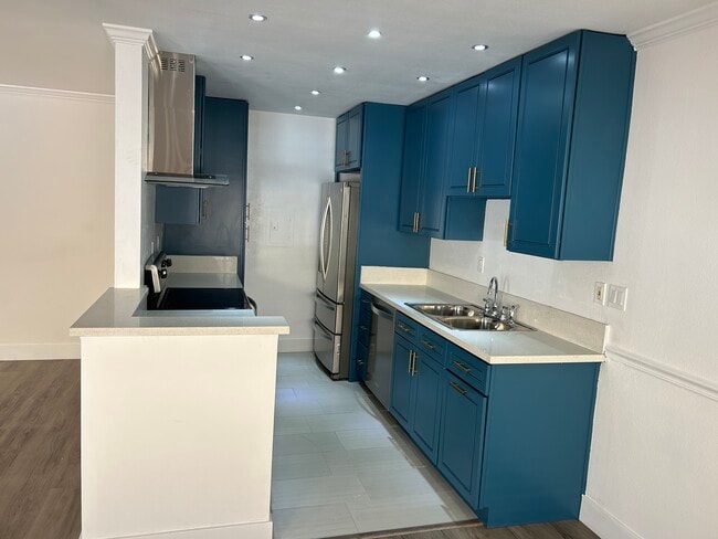 5328 Newcastle Ave, Unit #4 in Encino, CA - Building Photo - Building Photo