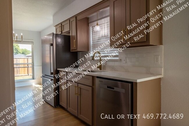 1226 Mockingbird Ln in Desoto, TX - Building Photo - Building Photo