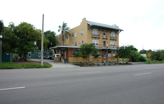 DOWNTOWN POINTE APARTMENTS (SELLER FINANCING) in St. Petersburg, FL - Building Photo - Building Photo