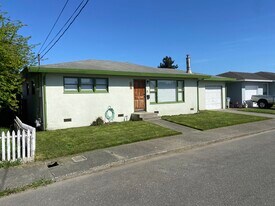 227 Randolph Way in Fortuna, CA - Building Photo