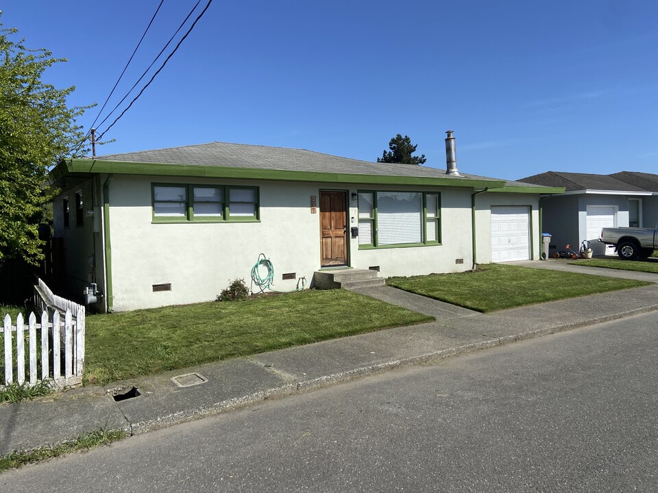 227 Randolph Way in Fortuna, CA - Building Photo
