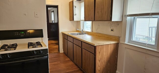 96 Central St, Unit SecondFloor in Hudson, MA - Foto de edificio - Building Photo