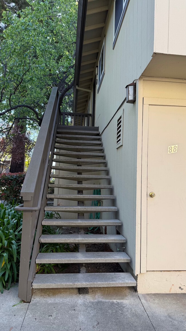 88 Flynn Ave, Unit D in Mountain View, CA - Foto de edificio - Building Photo