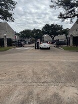 10821 Braes Bend Dr in Houston, TX - Building Photo