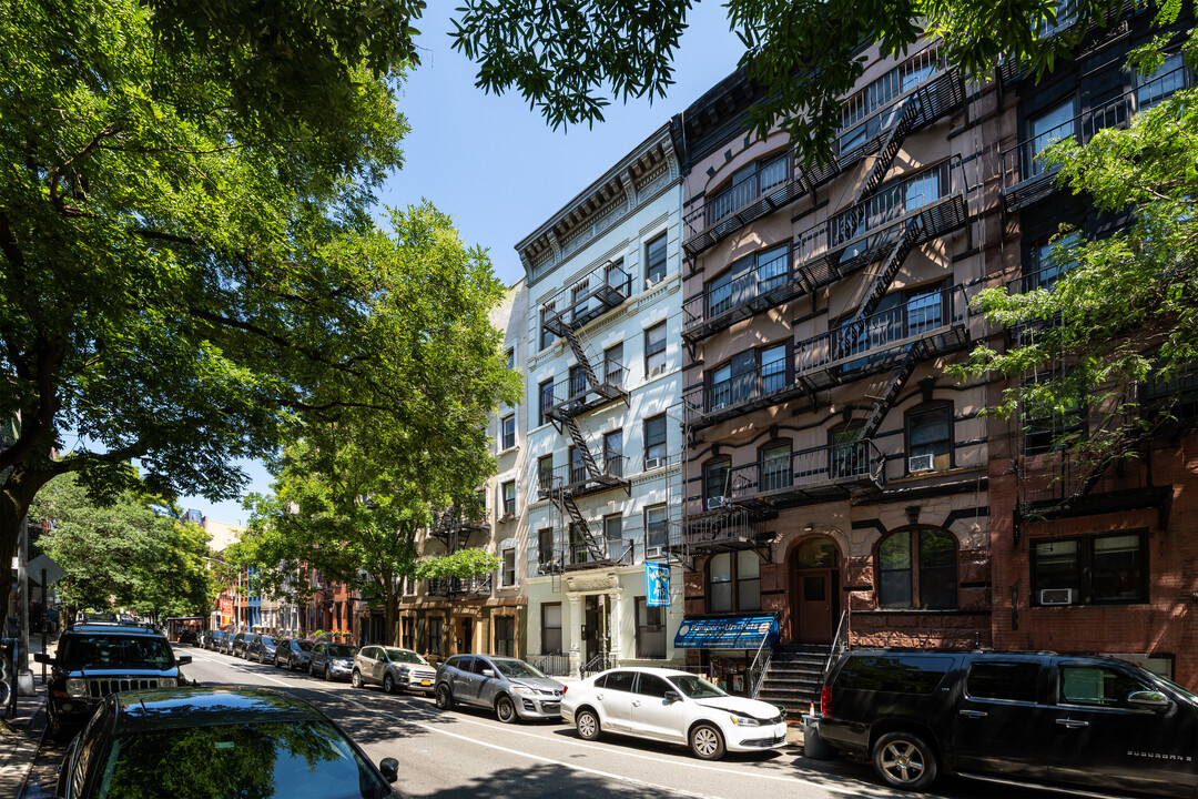 227 W 16th St in New York, NY - Building Photo