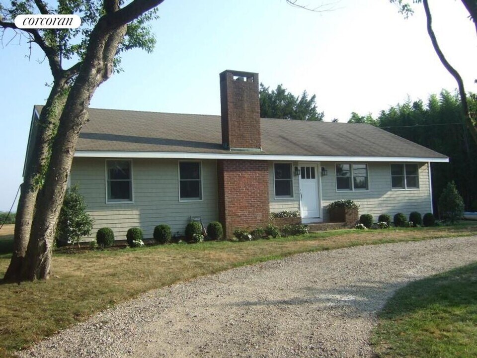 116 S Midway Rd in Shelter Island, NY - Building Photo