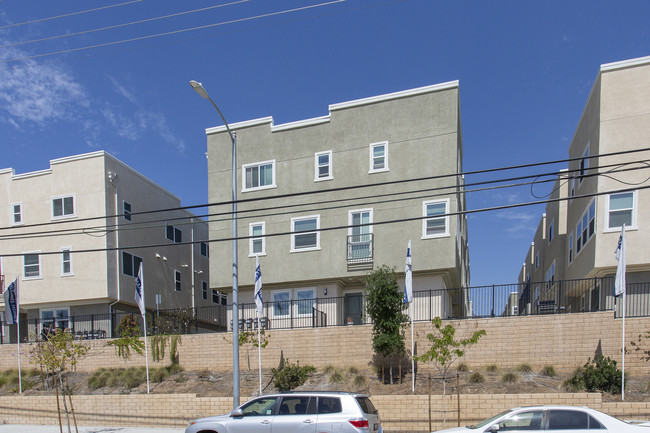 Tovara - Phase I in Sylmar, CA - Foto de edificio - Building Photo