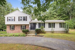 26 Louise Dr in Hollis, NH - Building Photo