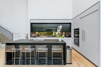 300 Collins Ave in Miami Beach, FL - Building Photo - Building Photo